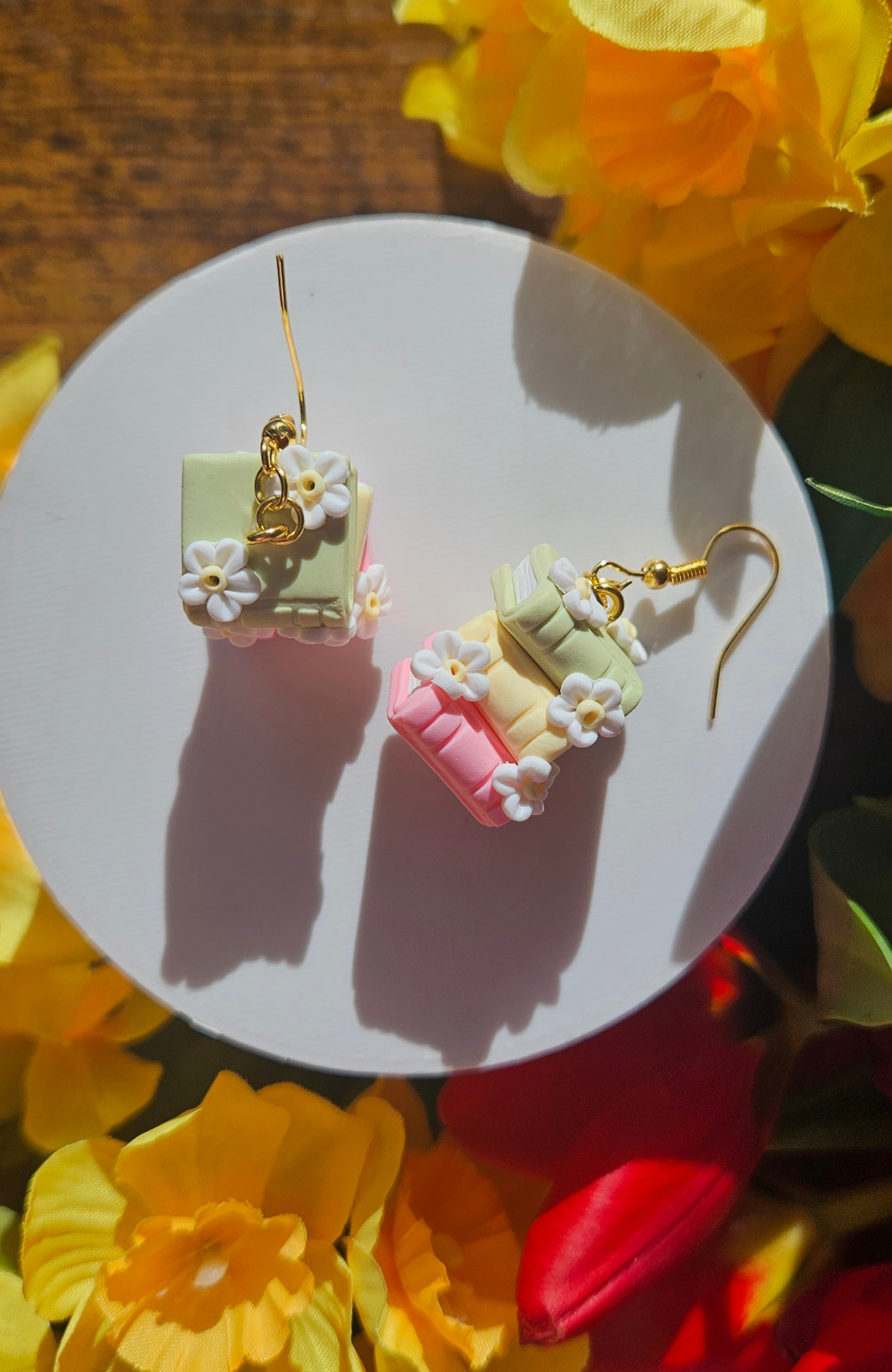 Spring Daisy Book Stack Earrings | HF 27